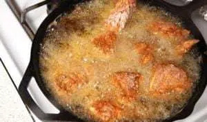 4 Trik Khusus Menggoreng Ayam agar Tidak Keras Lho!