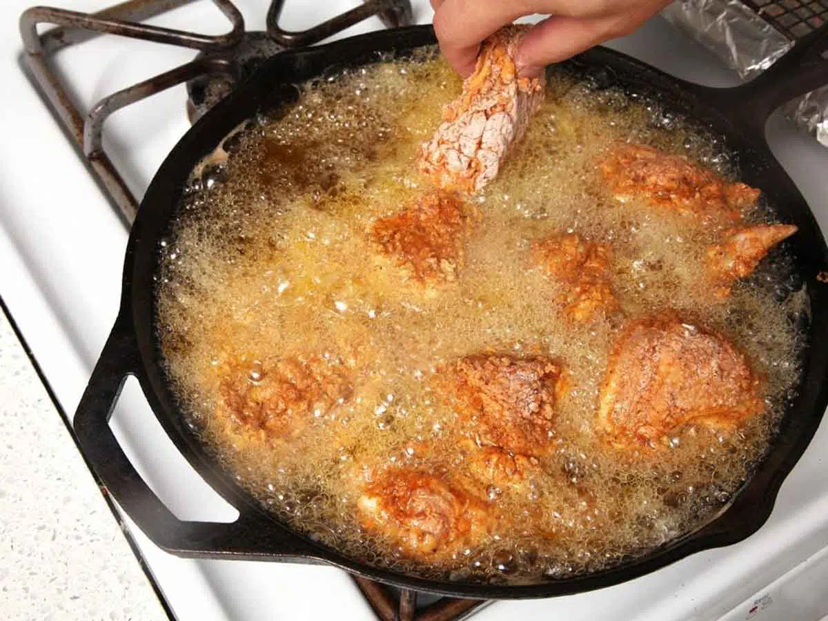 4 Trik Khusus Menggoreng Ayam agar Tidak Keras Lho!