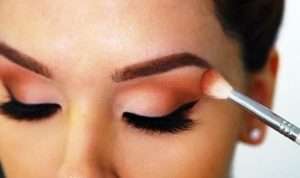 3 Cara Agar Makeup Mata Tahan Lama Meski Diterjang Hujan