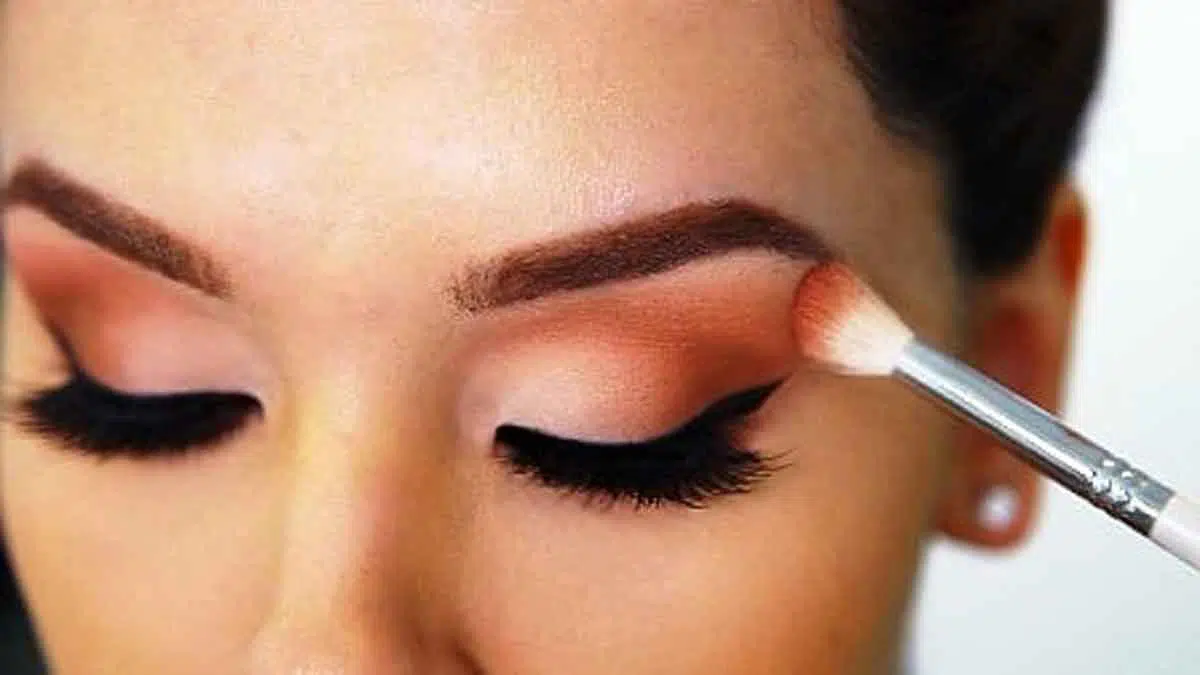 3 Cara Agar Makeup Mata Tahan Lama Meski Diterjang Hujan