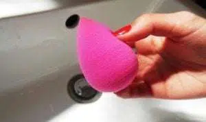 4 Cara Bersihkan Sponge Makeup Pakai Microwave