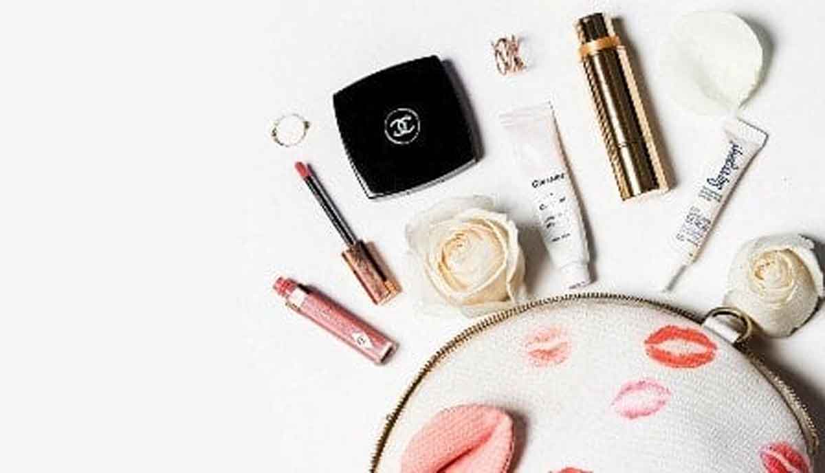 4 Jenis Kosmetik yang Wajib Ada dalam Tas