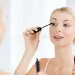 5 Kesalahan Ini Sering Dilakukan Wanita Saat Pakai Maskara