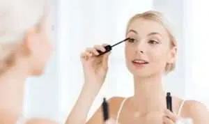 5 Kesalahan Ini Sering Dilakukan Wanita Saat Pakai Maskara