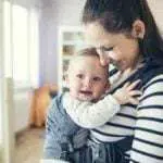 6 Cara Gendong Bayi Agar Nyaman dan Bebas Cedera