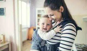 6 Cara Gendong Bayi Agar Nyaman dan Bebas Cedera