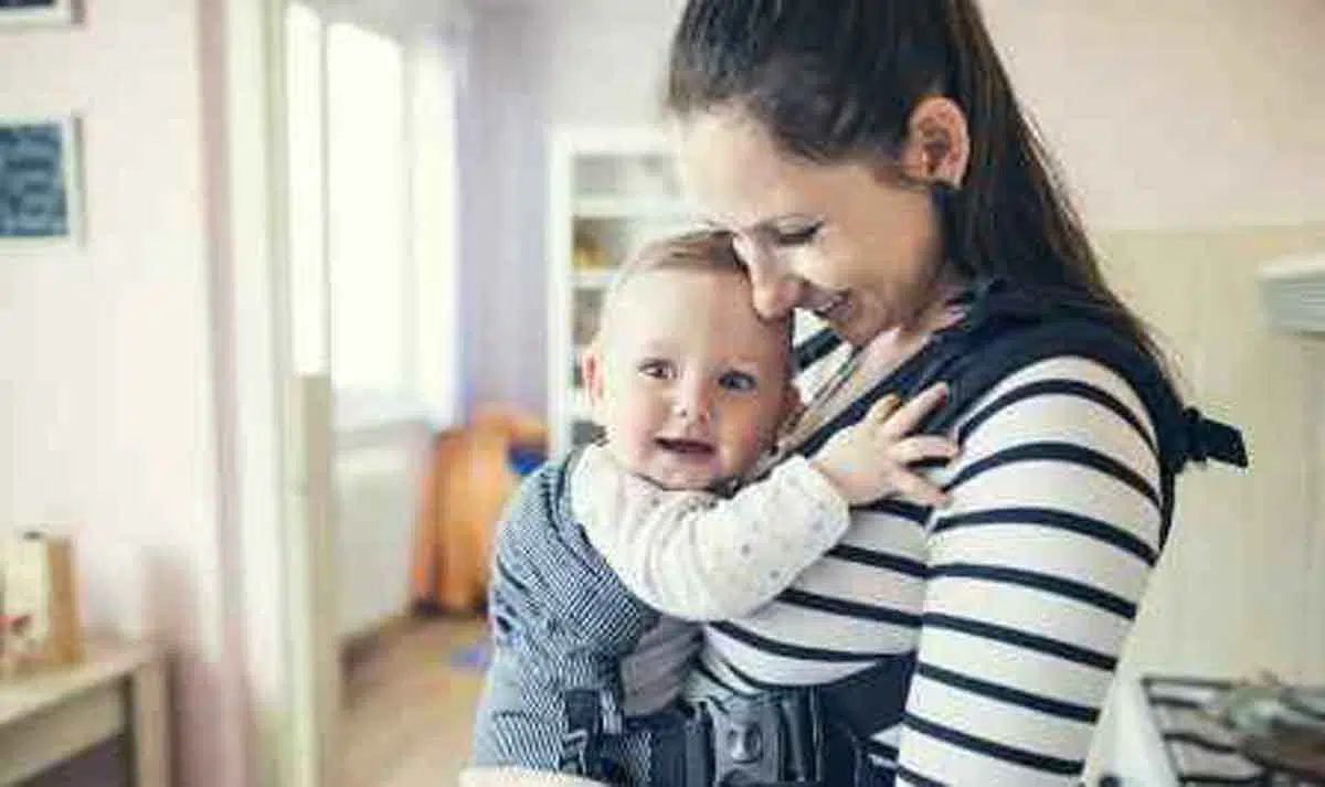 6 Cara Gendong Bayi Agar Nyaman dan Bebas Cedera