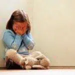 7 Cara Bijak Hadapi Si Kecil yang Fobia Sosial