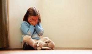 7 Cara Bijak Hadapi Si Kecil yang Fobia Sosial