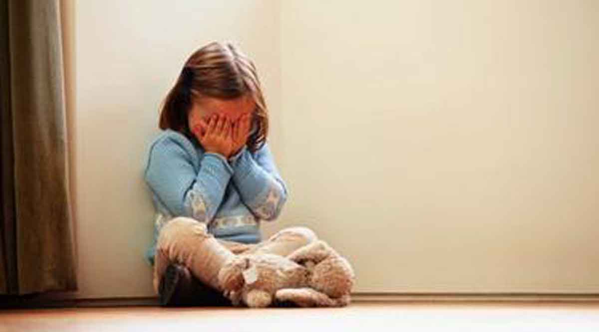 7 Cara Bijak Hadapi Si Kecil yang Fobia Sosial