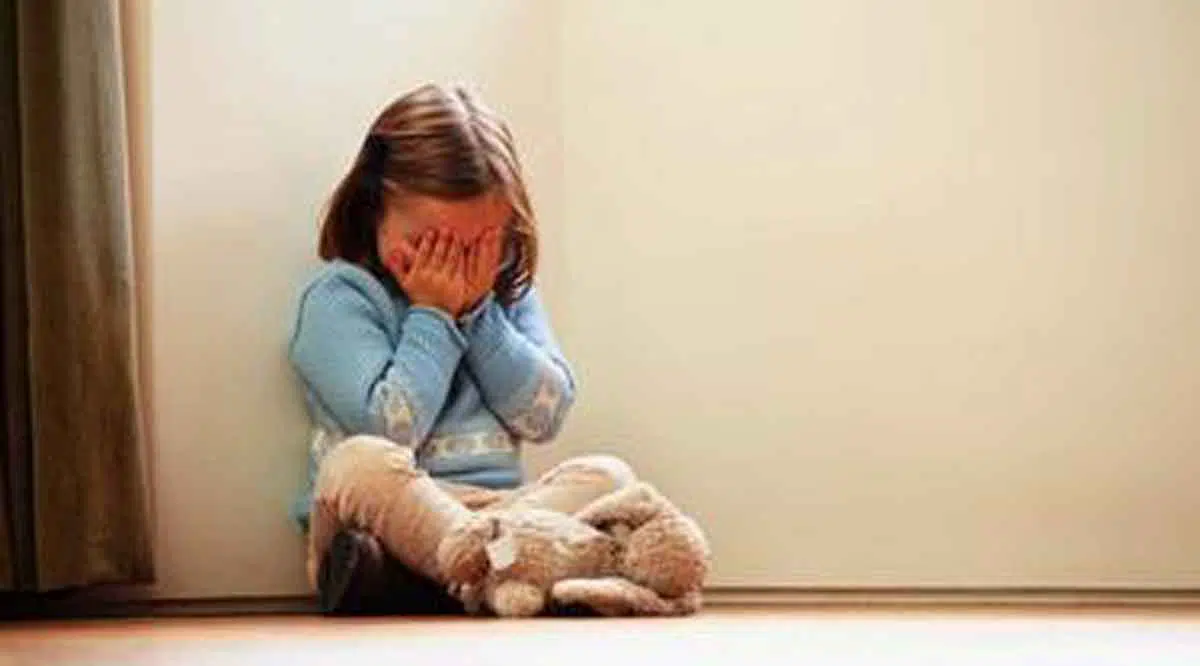 7 Cara Bijak Hadapi Si Kecil yang Fobia Sosial