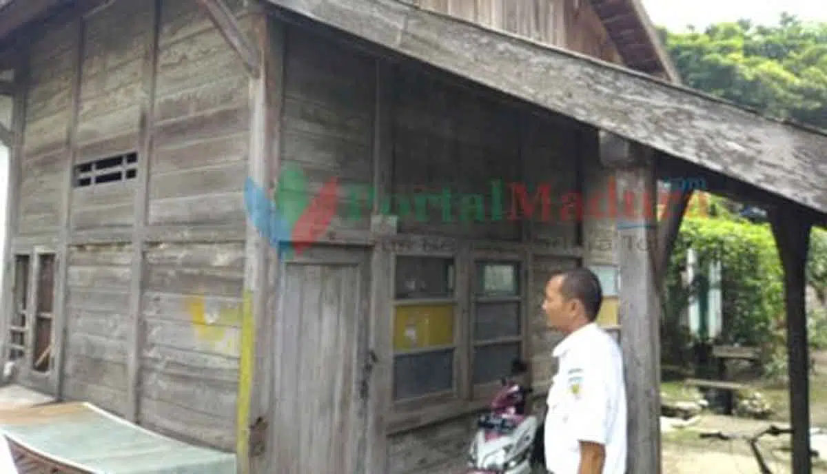 Rumah sinyal berukuran kecil yang terbuat dari kayu. (Foto: Agus Hidayat)