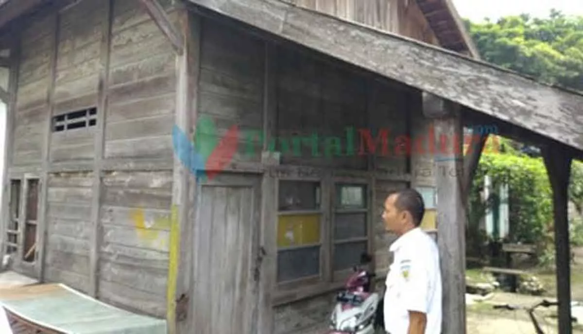 Rumah sinyal berukuran kecil yang terbuat dari kayu. (Foto: Agus Hidayat)