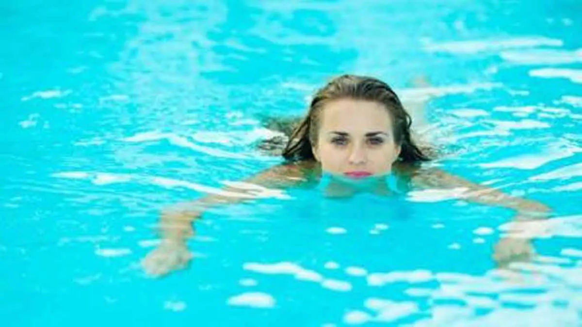 Benarkah Darah Menstruasi Tak Akan Keluar Ketika Berenang?