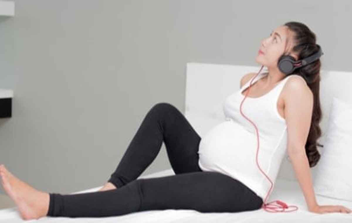 Bumil, Kenali 4 Manfaat Dengarkan Musik Bagi Anda dan Bayi
