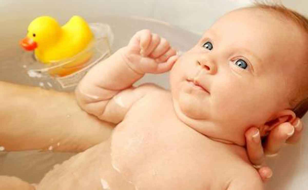 Bunda, Ini Waktu Terbaik Mandikan Bayi