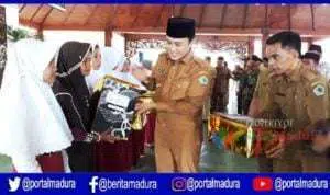 Bupati Pamekasan Baddrut Tamam saat memberikan penghargaan