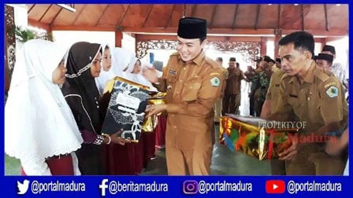 Bupati Pamekasan Baddrut Tamam saat memberikan penghargaan