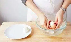 Cara Mudah Kupas Kulit Telur Rebus Supaya Tak Hancur