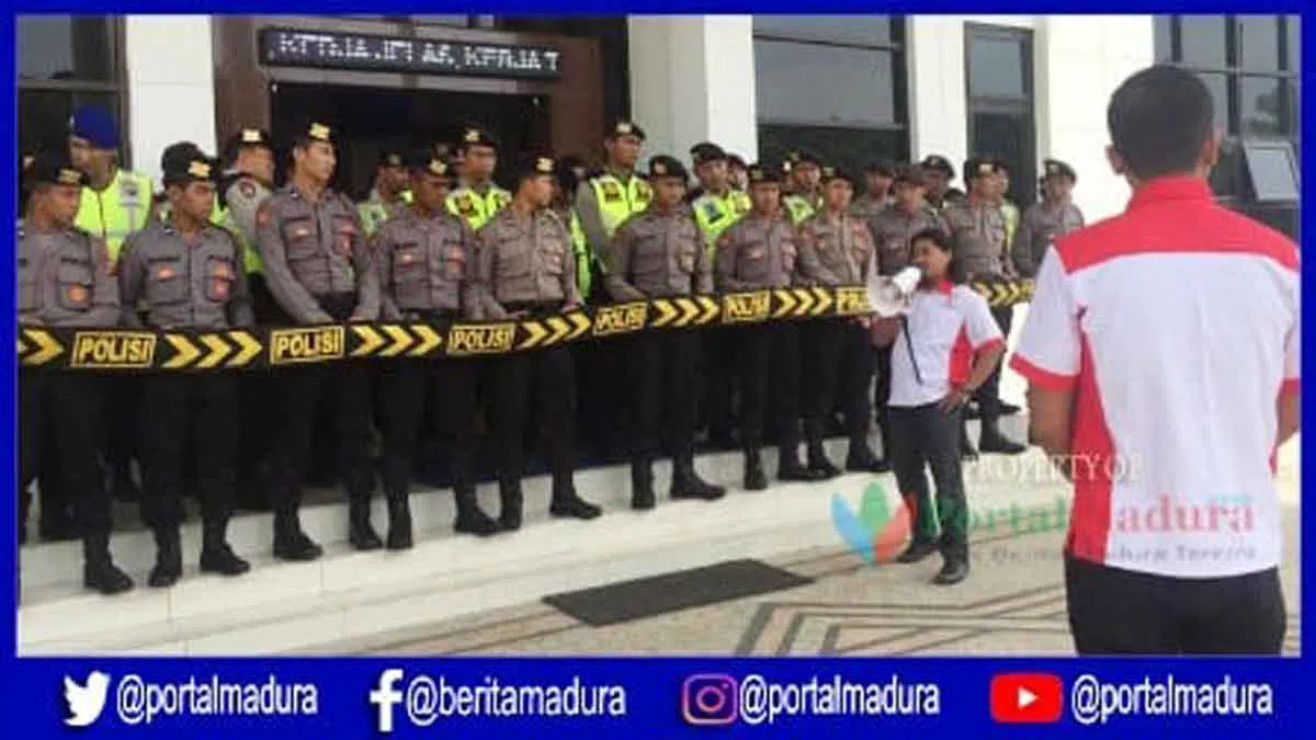 Dugaan Kasus Pelanggaran UU ITE di Medsos, LIRA Demo Kejari Bangkalan