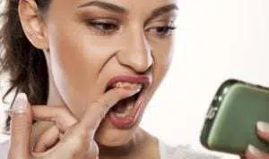 Ladies, Ini 3 Trik Agar Lipstik Tidak Menempel di Gigi
