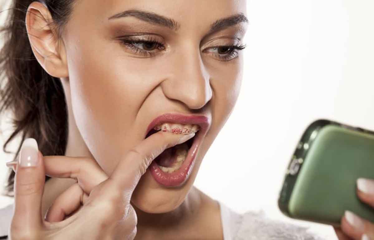 Ladies, Ini 3 Trik Agar Lipstik Tidak Menempel di Gigi