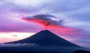 Gunung Agung erupsi setinggi 2000 meter