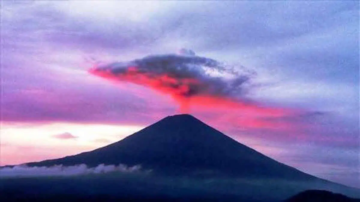 Gunung Agung erupsi setinggi 2000 meter