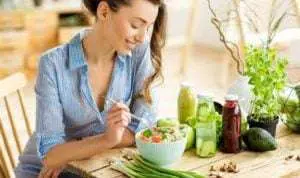 Ini Kepribadian Orang yang Suka Campur Makanan Ketika Makan