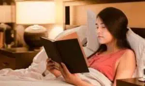 Jangan Sepelekan, Ini Dampak Buruk Baca Buku Sambil Tiduran