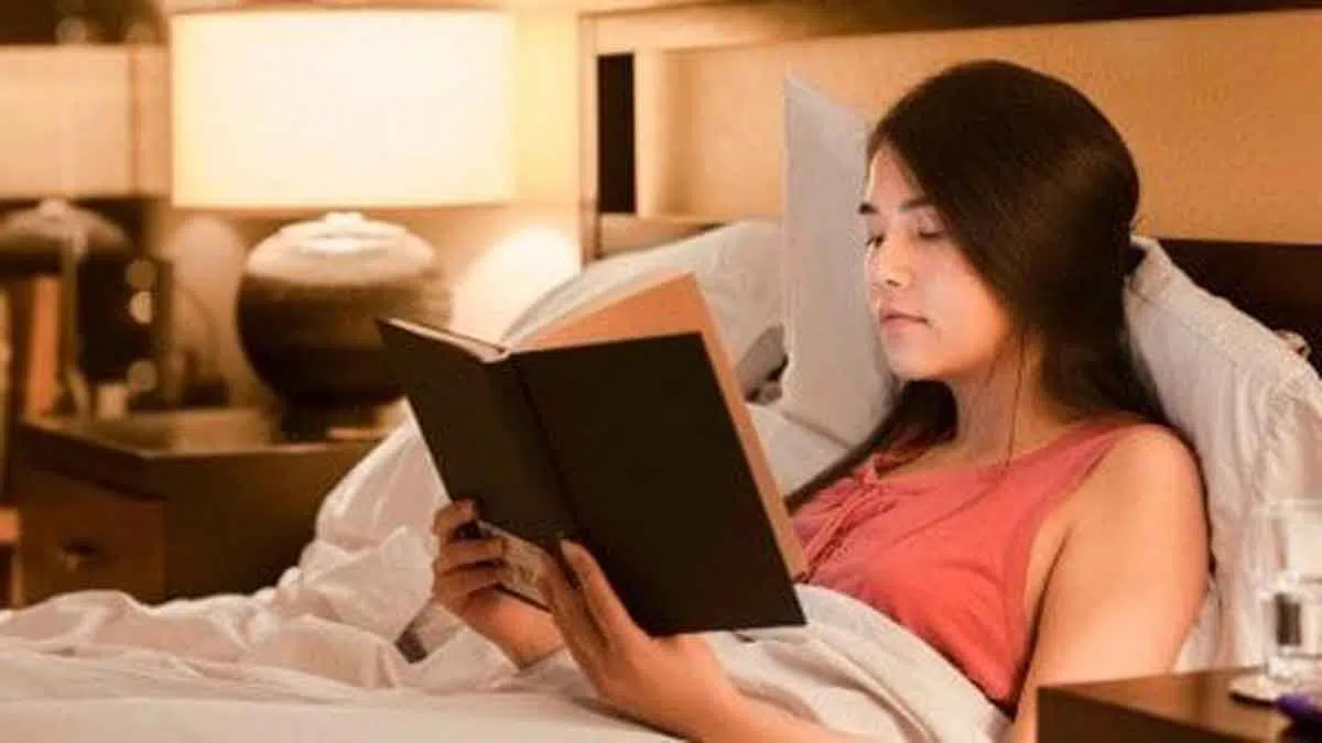 Jangan Sepelekan, Ini Dampak Buruk Baca Buku Sambil Tiduran