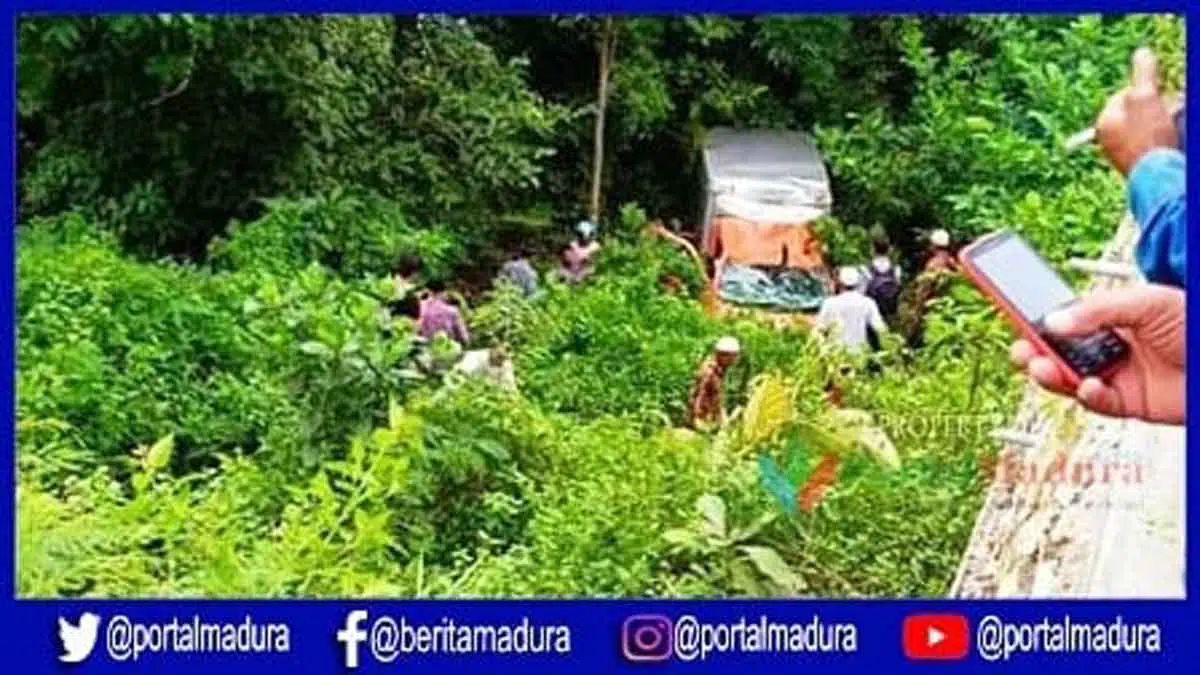 Mobil Box Terjun ke Jurang di Ponjuk Pamekasan, Kernet Hilang