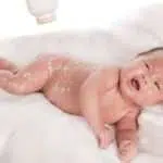 Moms, Ini Cara yang Tepat Pakaikan Bedak pada Bayi