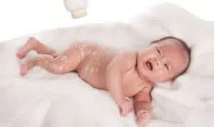 Moms, Ini Cara yang Tepat Pakaikan Bedak pada Bayi
