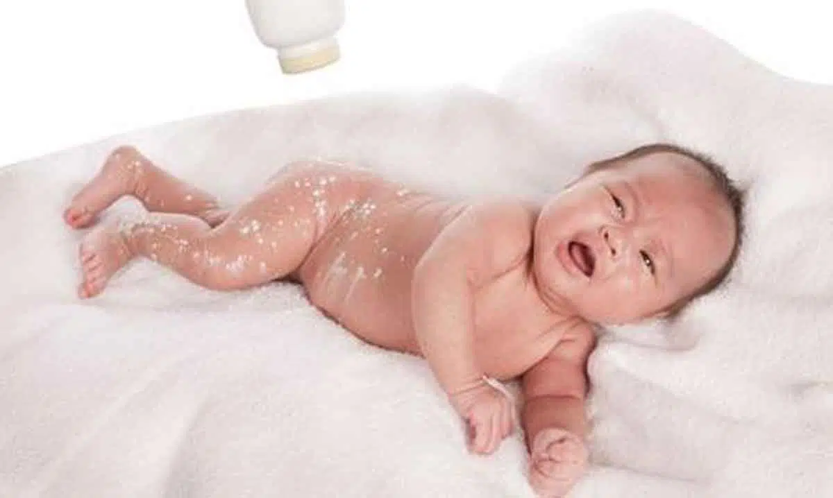 Moms, Ini Cara yang Tepat Pakaikan Bedak pada Bayi