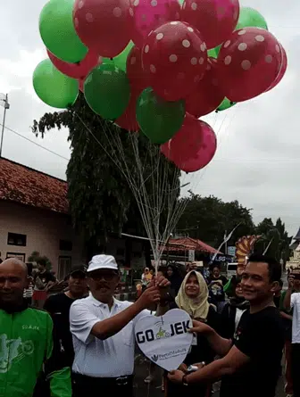 Diguyur Hujan, Senam Sehat Bersama Go-Jek Madura Tetap Meriah - Portalmadura.com Diguyur Hujan, Senam Sehat Bersama Go-Jek Madura Tetap Meriah