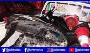 Pemotor Tabrak Truk, Korban Dilarikan ke RSUD Sampang