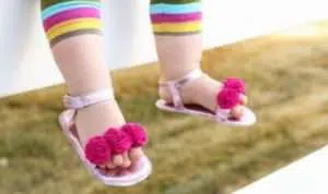 Perhatikan! Begini 3 Cara yang Benar Pilih Sandal Anak