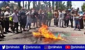 Tak Ditemui Bupati, Puluhan Aktivis Mahasiswa Sumenep Blokir Jalan