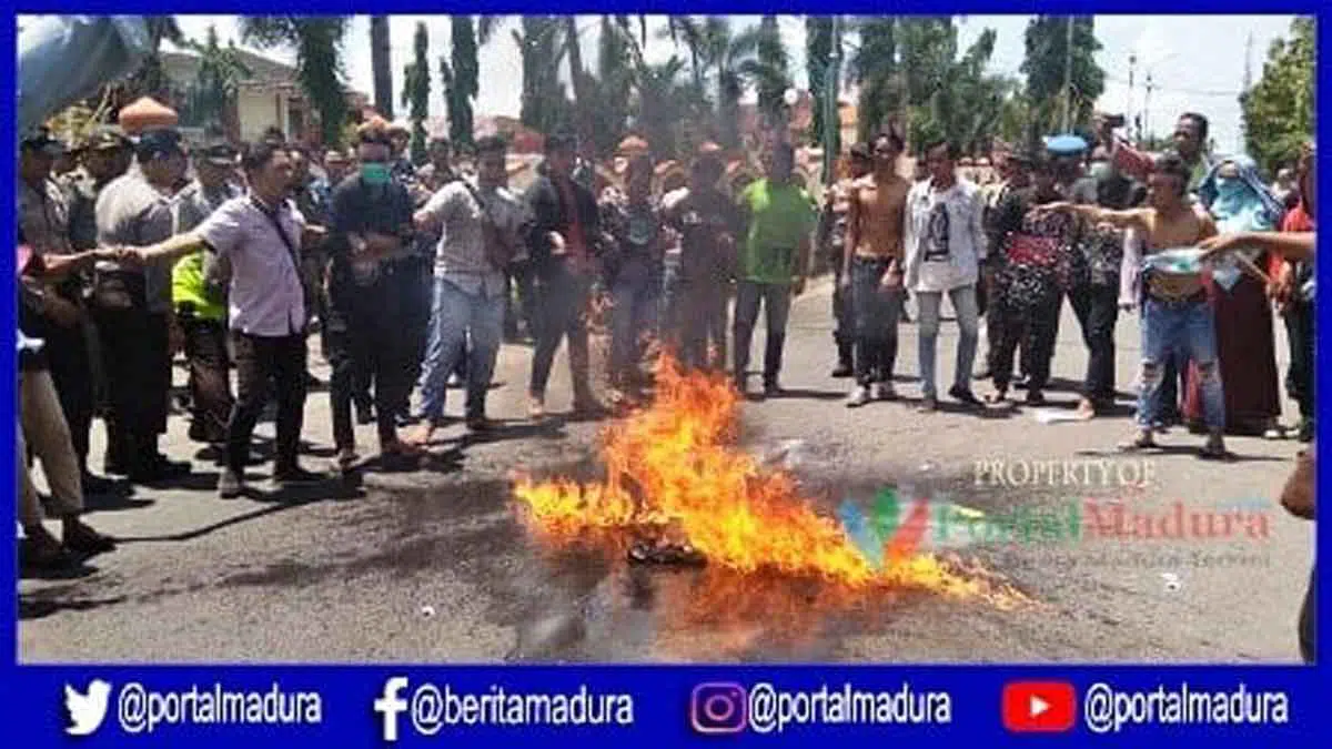 Tak Ditemui Bupati, Puluhan Aktivis Mahasiswa Sumenep Blokir Jalan