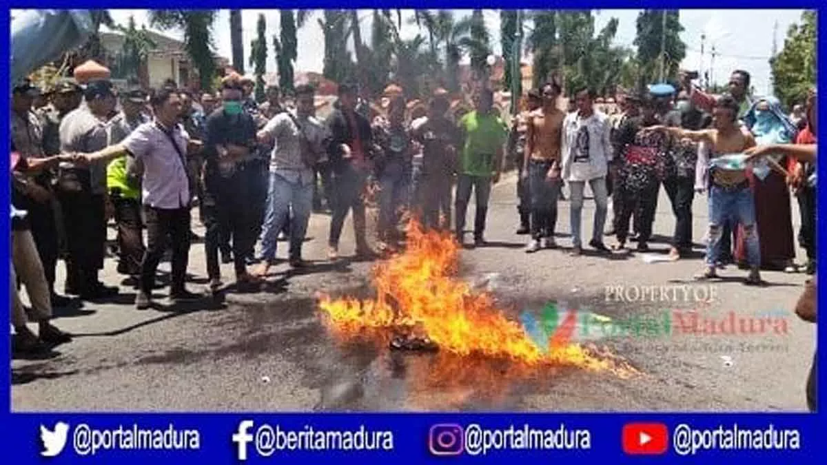 Tak Ditemui Bupati, Puluhan Aktivis Mahasiswa Sumenep Blokir Jalan