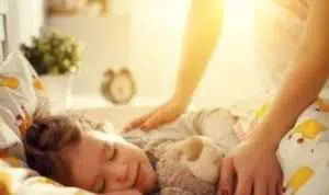 Tak Perlu Drama, Begini Cara Menarik Bangunkan Anak di Pagi Hari