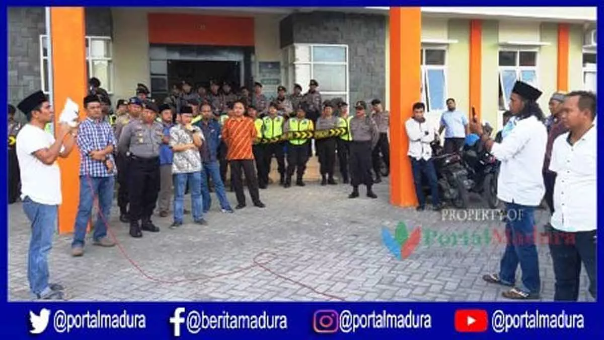Warga Geruduk KPU Bangkalan Minta PSU Pemilu 2019