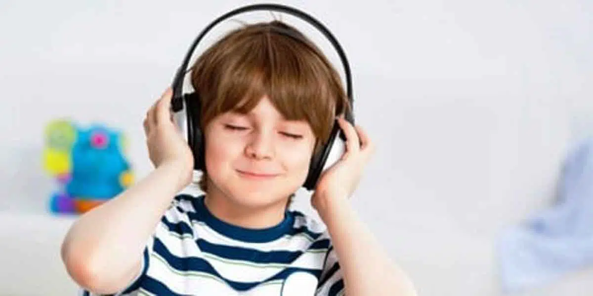 mendengarkan musik