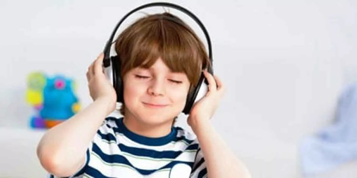 mendengarkan musik