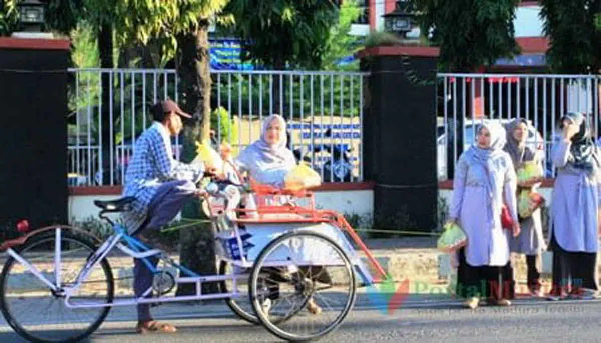Ramadan Berkah, Dharma Wanita BPPKAD Sumenep Bagi-bagi Takjil