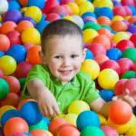 4 Cara Aman Main Mandi Bola Bagi Anak