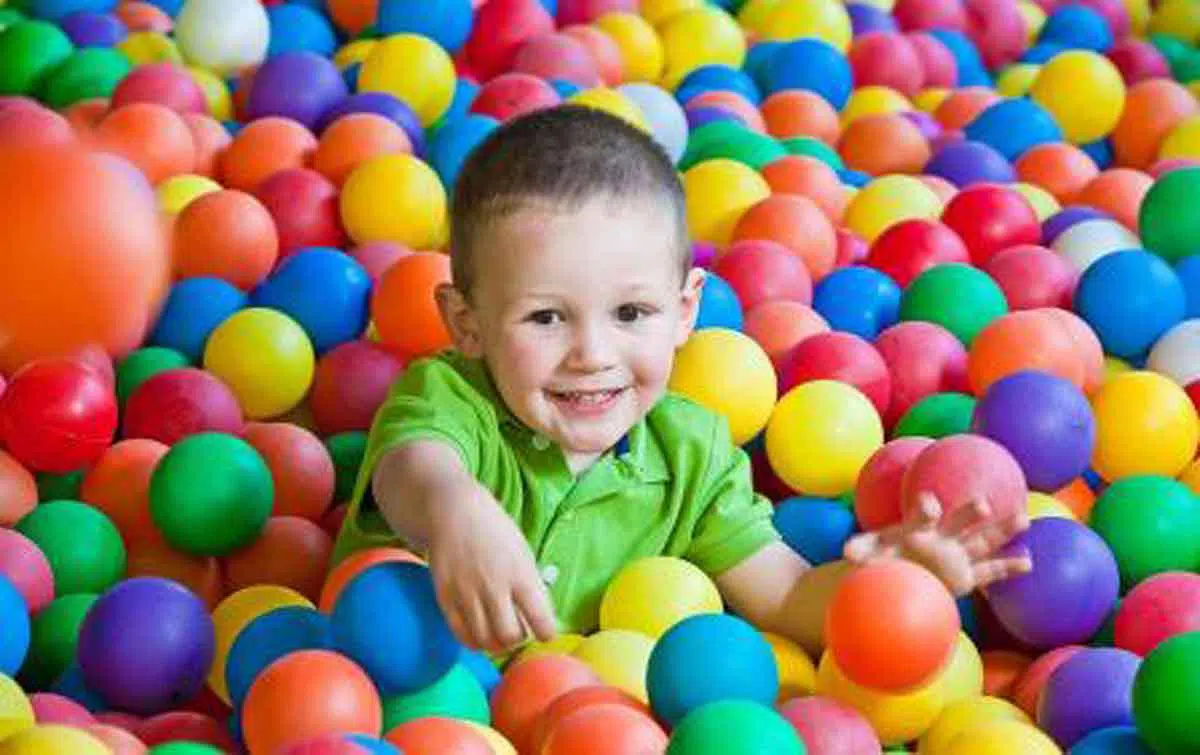4 Cara Aman Main Mandi Bola Bagi Anak