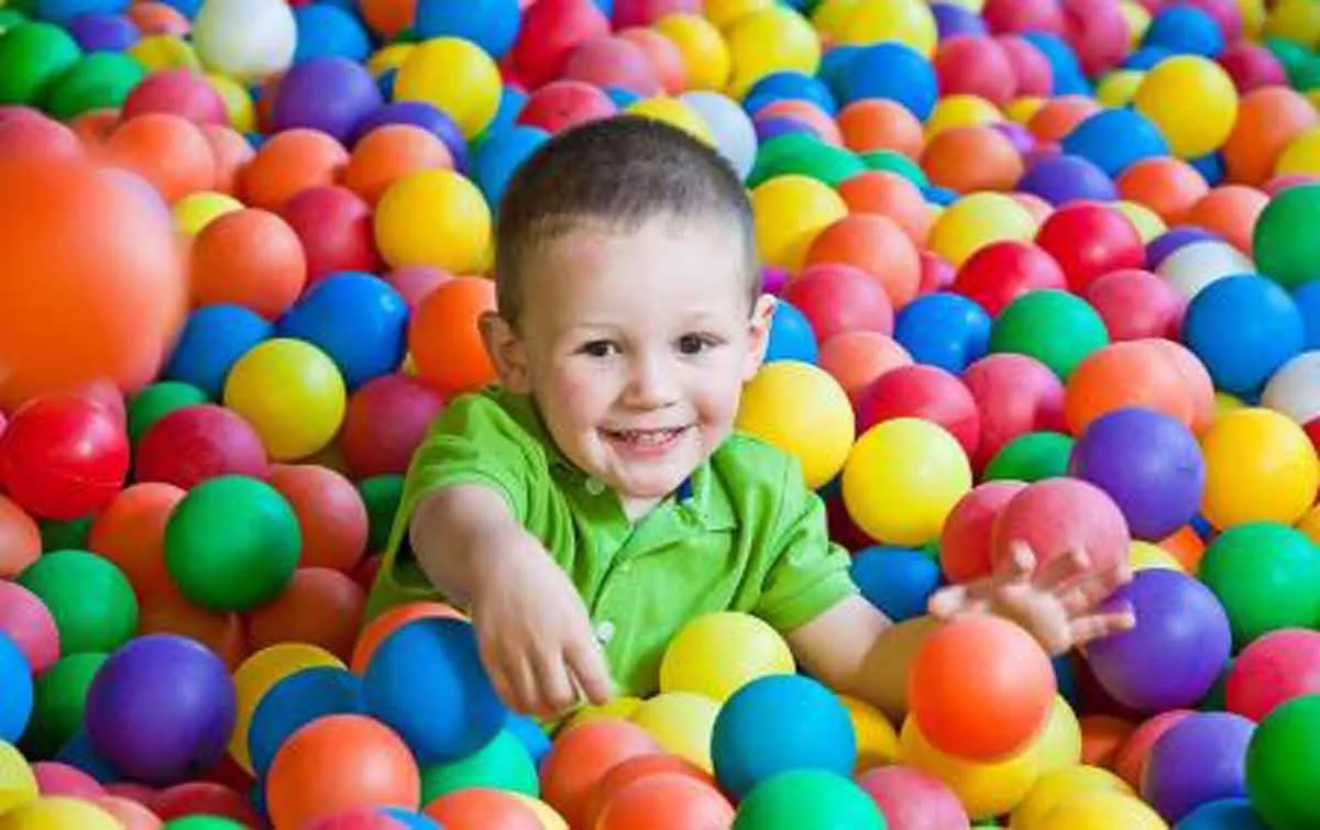 4 Cara Aman Main Mandi Bola Bagi Anak