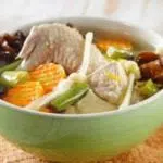 4 Cara Bikin Sup Ayam Tak Amis untuk Sahur